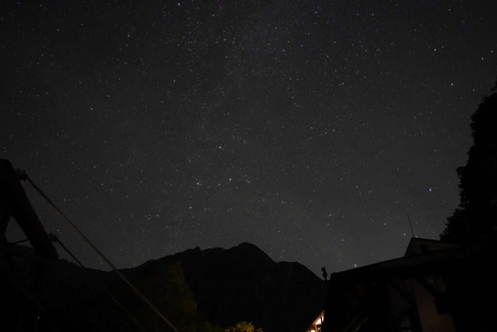 上高地の秋の夜空　天の川　満天の星空